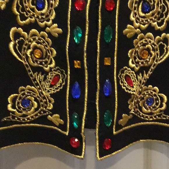 Topper with beautiful embroidery and different colored beads lining the opening. - Picture 4 of 5